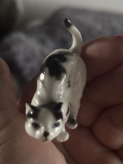 Stara porcelana Porcelanowy kotek .