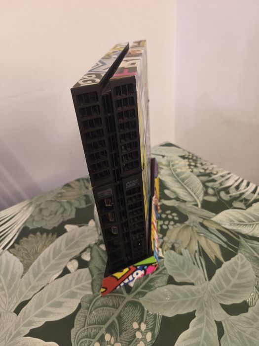 PS4 1T com comando e jogos