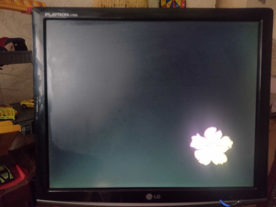 Монітор LG flatron б/в + клавіатура безпровідна asusu