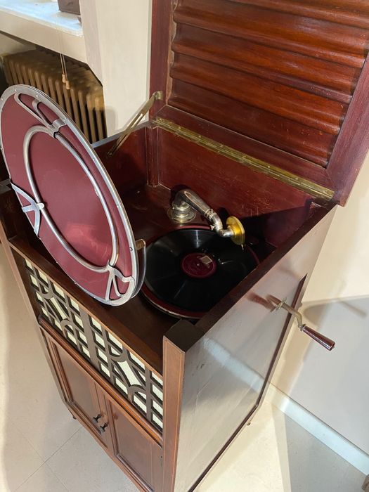 Gramofone em móvel PATHÉ