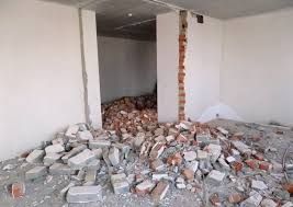 Очищення старої штукатурки, стяжки, шпалери, демонтаж даху