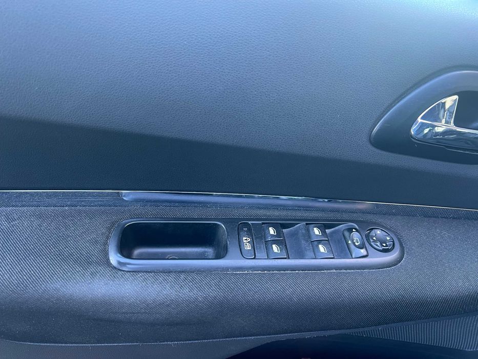 Продається гарний та економний  сімейний Пежо 3008