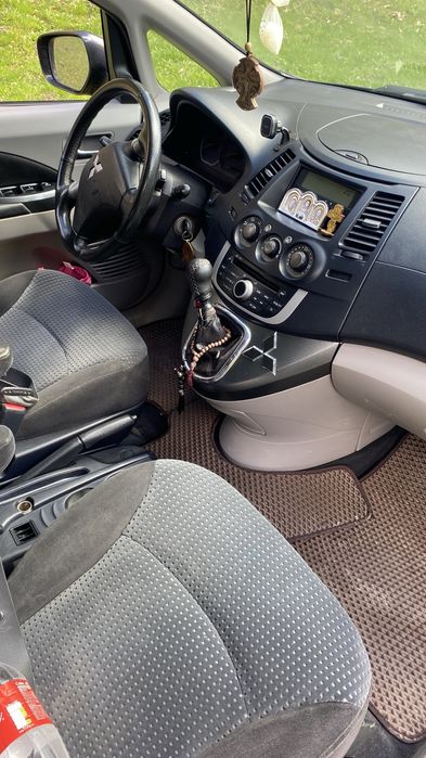 Мітсубісі грандіс.