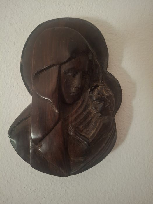 Escultura Religiosa do tempo das Ex-Colónias, em Páu Santo 1960's