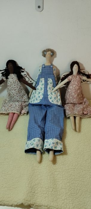 Bonecas de pano feitas a mão.