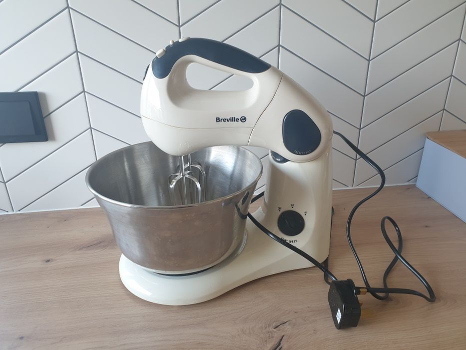 Mikser z misą w kolorze kremowym