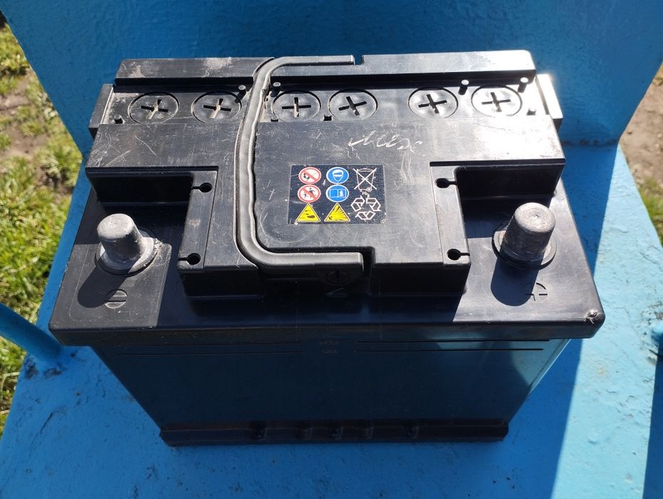 Аккумулятор 12В 60 А/ч для автомобиля.