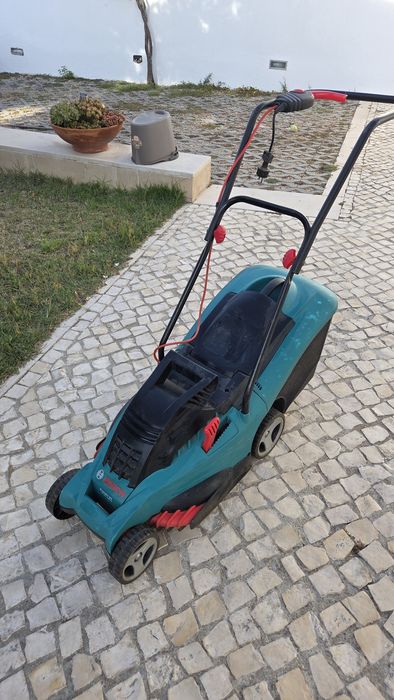 Máquina cortar relva Bosch