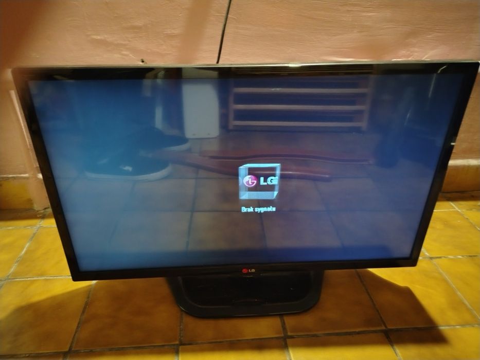Telewizor LG około 33 cali