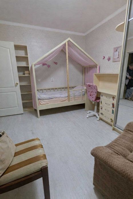 Продається 4-ох кімнатна квартира по вулиці Хоткевича