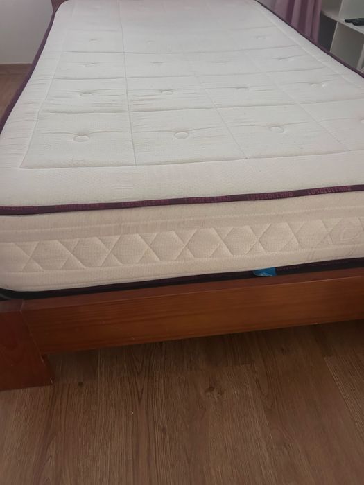 Cama de madeira e colchao