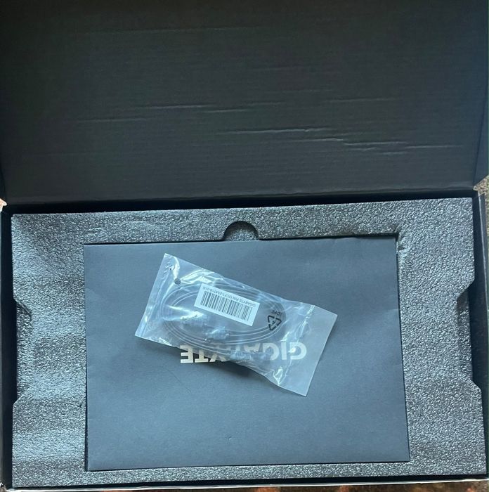 Caixa com motherboard e grafica