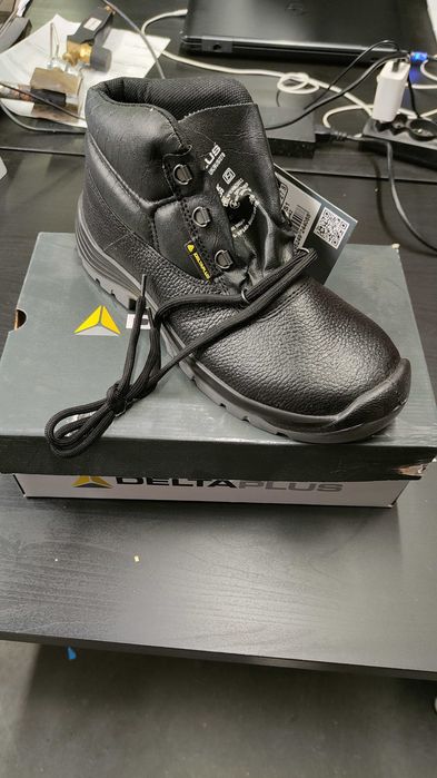 Buty robocze Delta Plus JUMPER3 S1 SRC – rozmiar 42, metalowy podnosek