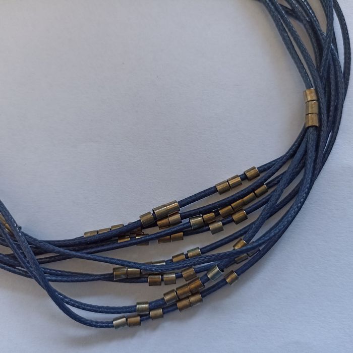 Naszyjnik granatowy, nowoczesny wzór