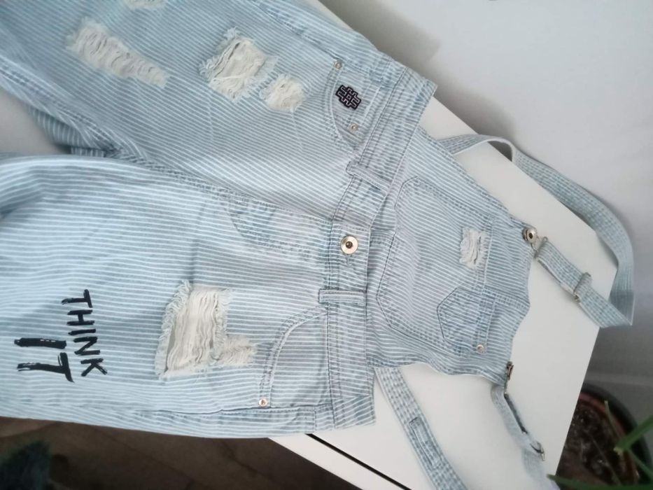 Spodnie ogrodniczki z przetarciami, spodnie boyfriend jeansy