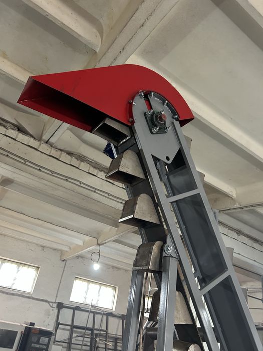 Транспортер ковшовий загрузочний. Норія . Елеватор. Конвеєр ковшовий