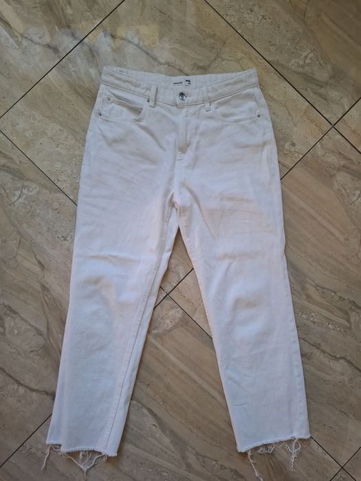 Białe spodnie jeansy straight fit sinsay 40