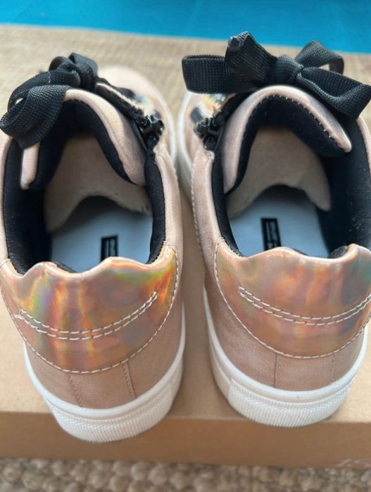 Sapatilhas douradas Bata