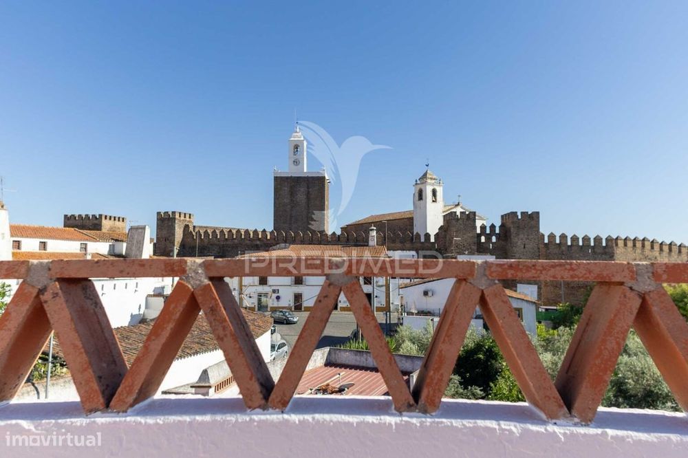 Residencial com 9 quartos, café e loja, no centro do Alandroal