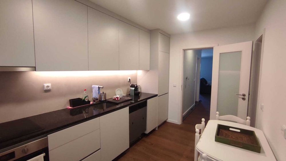 Quarto Estudante - Av. Marechal Gomes da Costa 329, São Mamede de Infesta, perto do Hospital de S. João