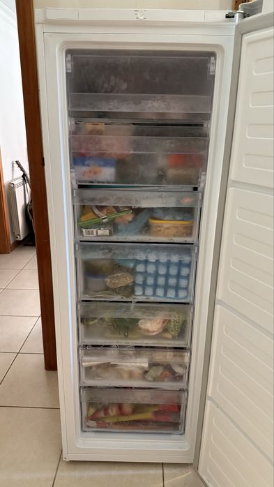 Arca Vertical Beko RFNE290L31WN 250L Classe F