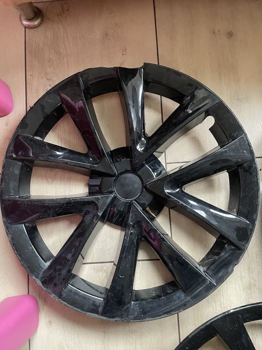 Ковпаки на дискм R18 на Tesla model 3