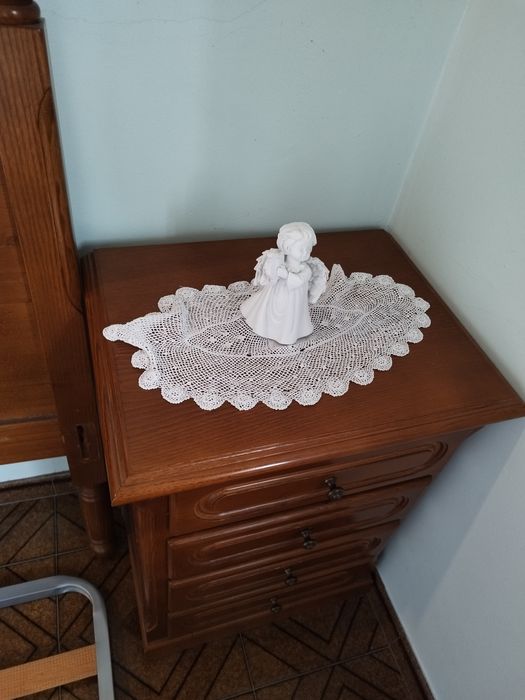 Cama Semi-Nova com Mesas de Cabeceira