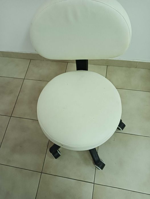 Vende-se banco com apoio lombar rodado