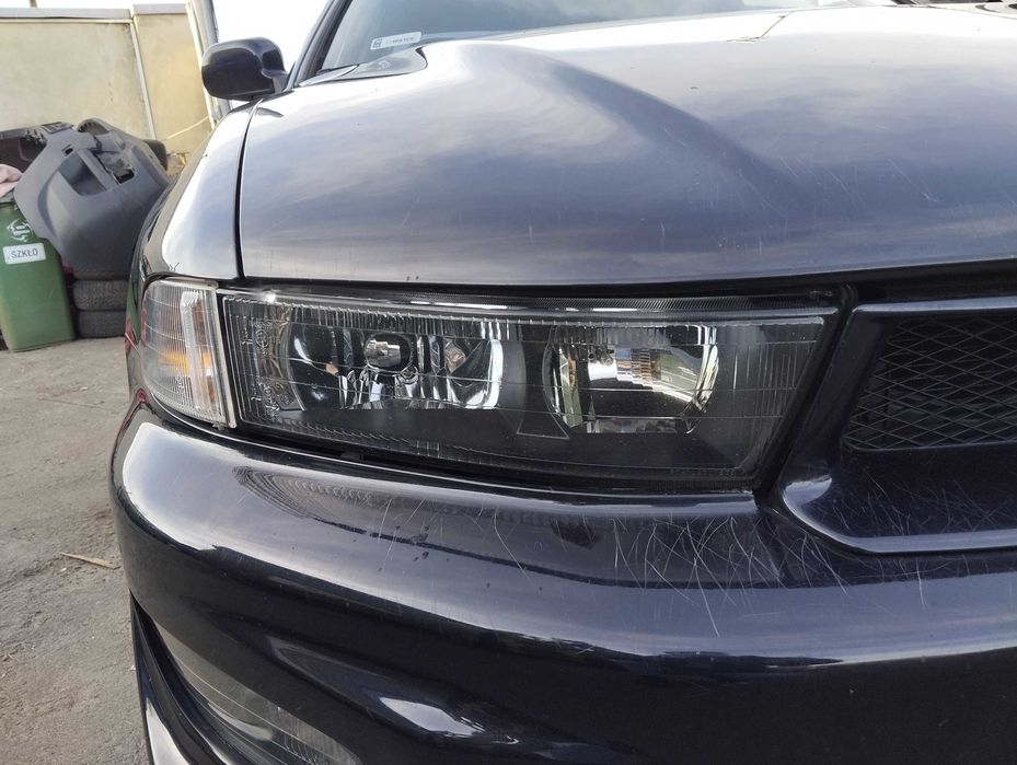 Mitsubishi Galant VIII 2.0i 4D 2004r.Lampa przednia prawa.