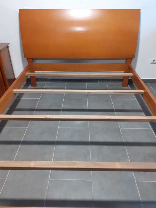 quarto de casal composto por cama, roupeiro, e 2 mesinhas