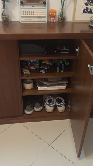 Aparador de madeira maciça