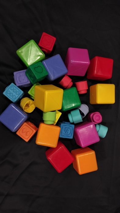 Zestaw klocków plastikowych i gumowych