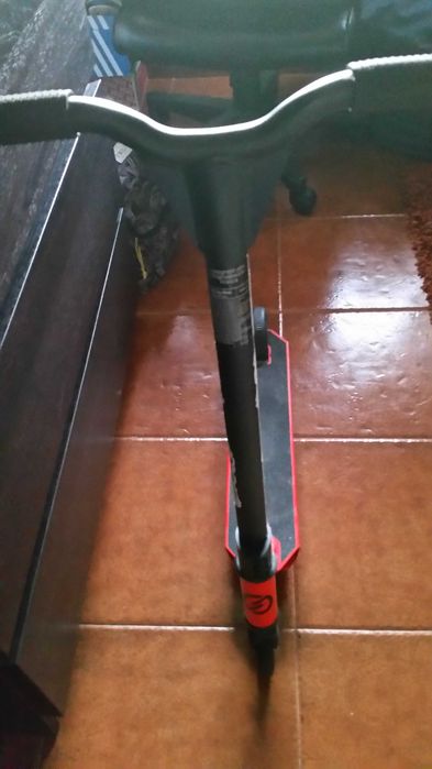 Trotinete preta e vermelha