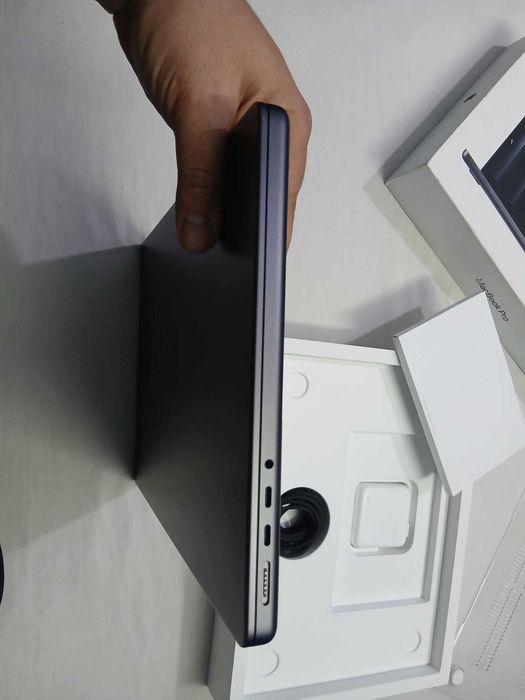 MacBook Pro M4 c/ Caixa + Carregador