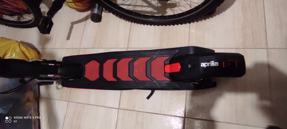 Trotinete Aprilia eSR1