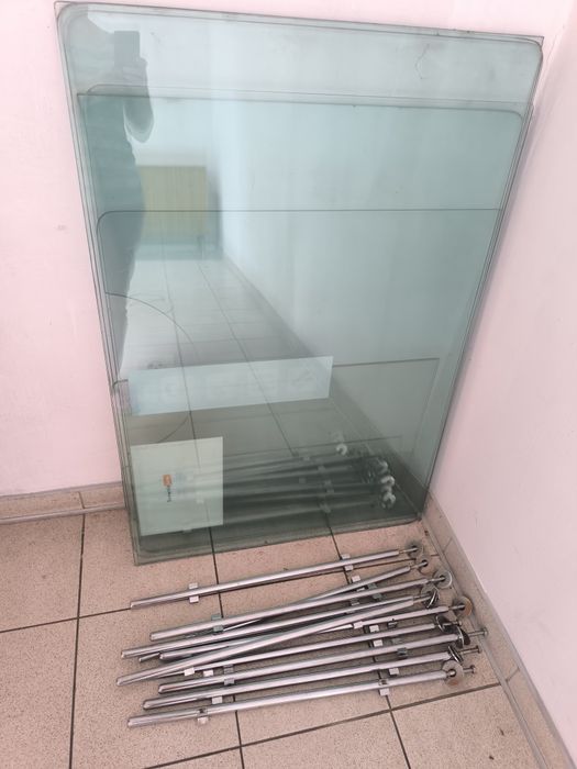 Szklane balustrady naladowe z mocowaniami