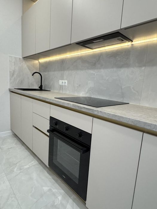 Продам 1-комнатную квартиру с ремонтом в Акварель-8 Таирова (123-456)