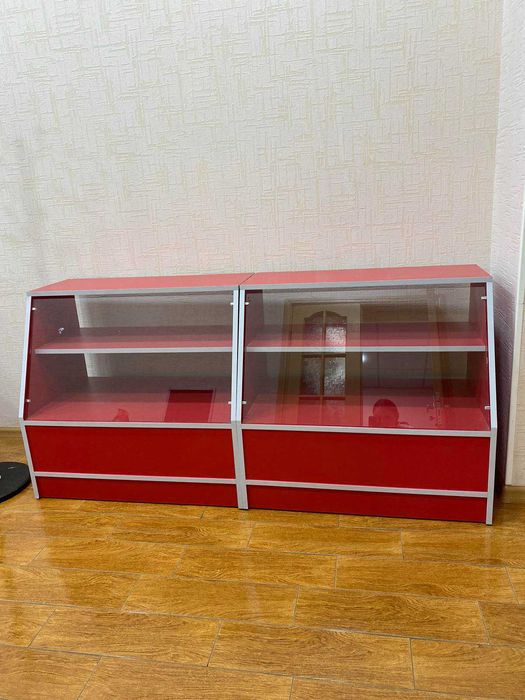 Меблі для вітрини в магазин та офіс в гарному стані