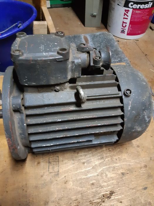 Sprzedam silnik elektryczny 2.2 kw 705 obr/min