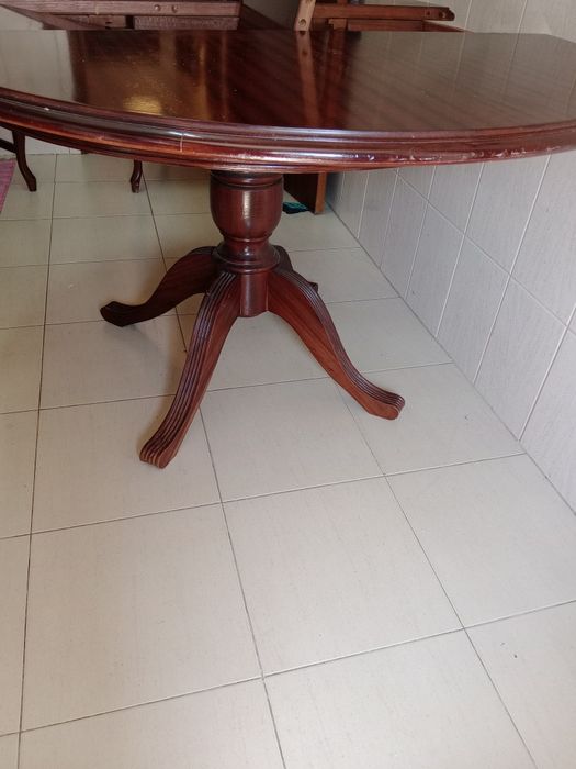 Mesa antiga de jantar