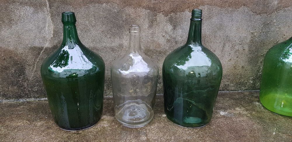 Garrafões de vidro verde