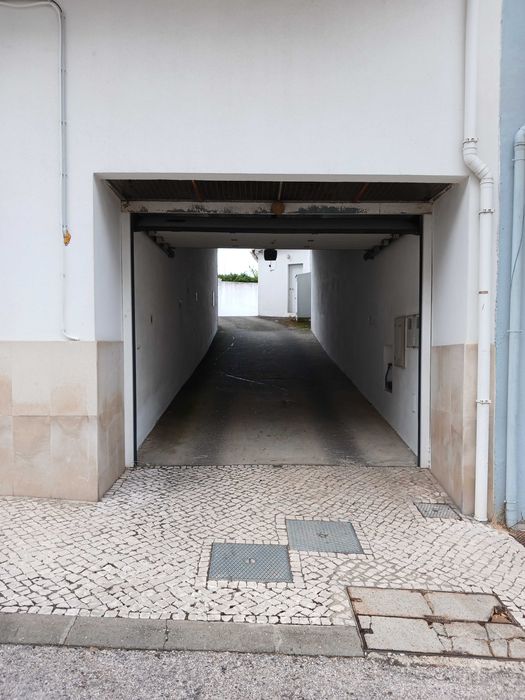 Garagem externa inserida em condomínio fechado - N.S.Fátima Entron.