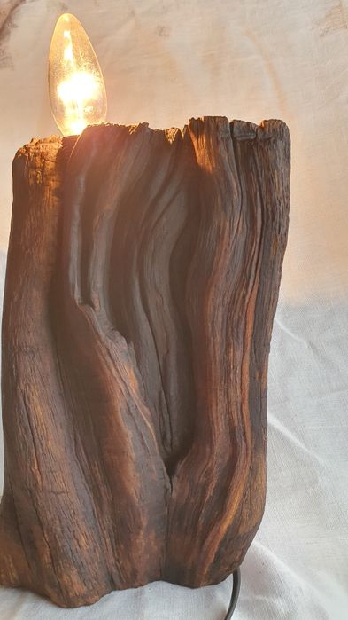 Lampa stojąca z drewna