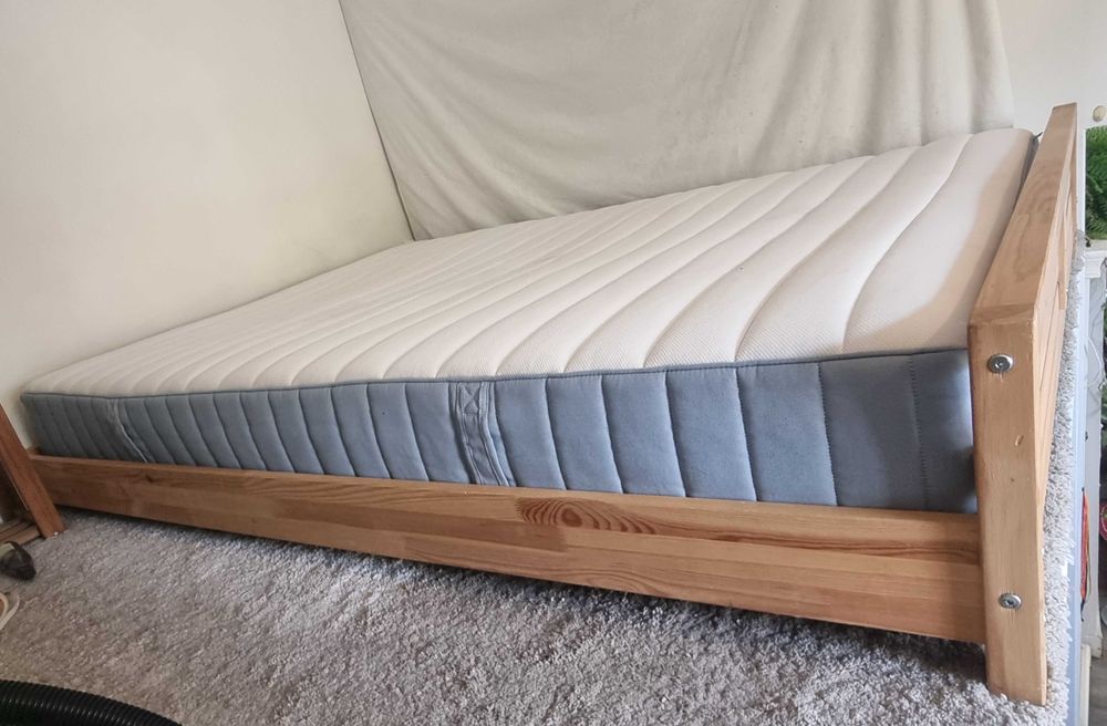 Cama e colchão casal.