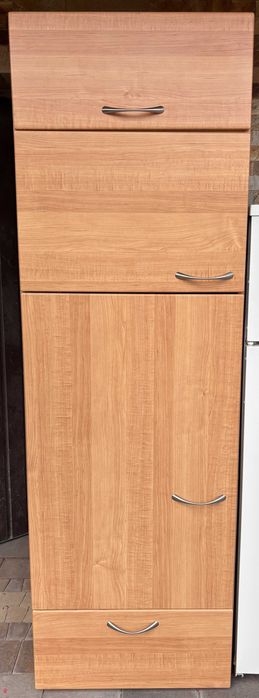 Lodówka zabudowana w szafce