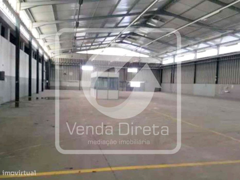 Armazém Industrial, implantado num lote com 10.000 m², na Zona Indu...