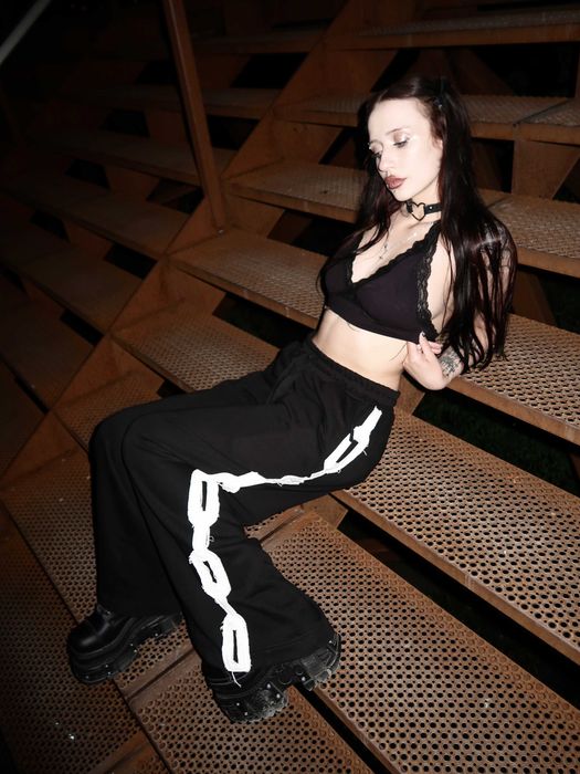 Черные широкие спортивки с глубокими карманами в разных цветах