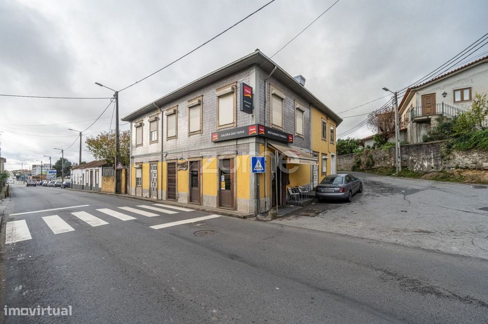 Prédio com habitação, serviços e garagem - Centro de Alfena, Valong...