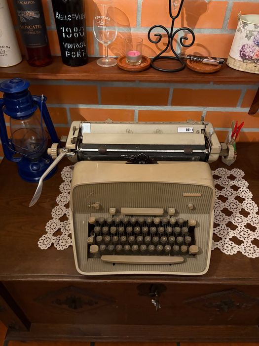Máquina de Escrever Antiga Vintage MESSA M-1 (Fabrico Nacional)