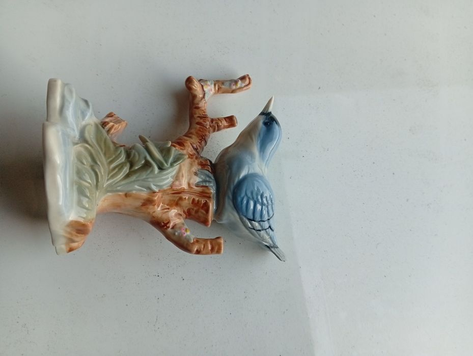 Figurka porcelanowa niebieskiego ptaka.